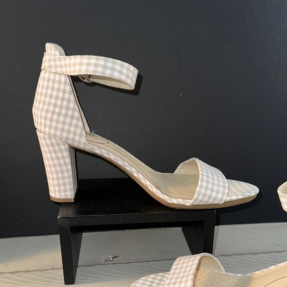 Life Stride Cream Heels with Block‎ Heel and Buckle Closure - Picture 2 of 6